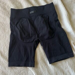 Bo+Tee Ribbed Biker Black Shorts
Booty Outline 
High Wasted 
Like New